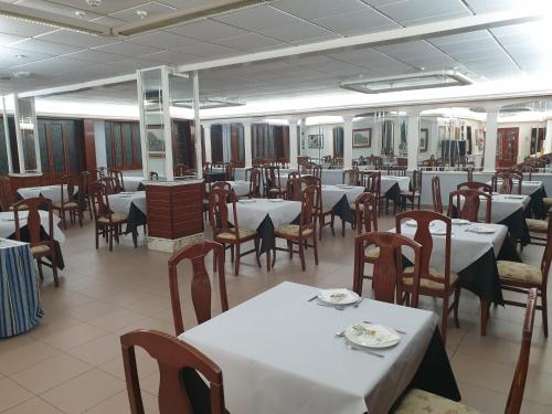 Un restaurante u otro lugar para comer en Hotel Isabel