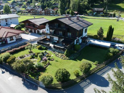 - une vue aérienne sur une maison avec un jardin dans l'établissement Pension Alpentraum, à Zell am See