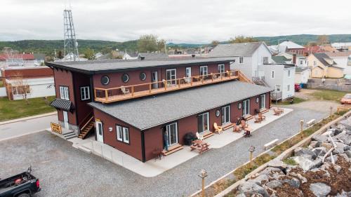 widok z powietrza na dom z balkonem w obiekcie Auberge du Vieux Faubourg w mieście Sainte-Anne-des-Monts