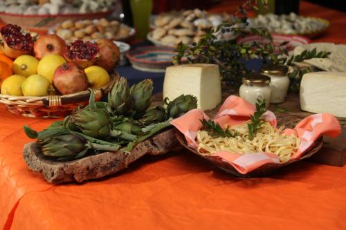 uma mesa com queijo e outros alimentos em L'Arcobaleno em Santa Maria la Palma