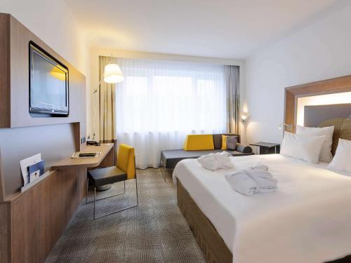 Postel nebo postele na pokoji v ubytování Novotel Hannover