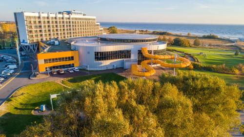 una vista aerea di un hotel con scivolo d'acqua di Spa Tervise Paradiis a Pärnu