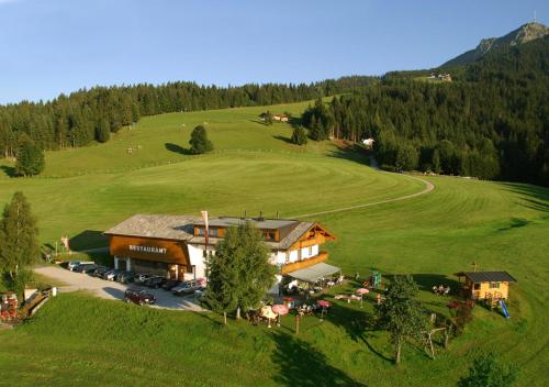 サンクト・ジョアン・イン・チロルにあるAlpengasthof Hirschbergの緑地の建物の空中