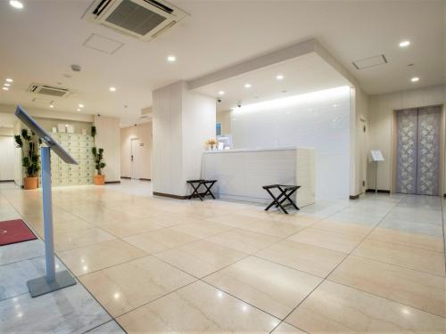 横浜市にあるSHIN YOKOHAMA SK HOTEL - Smoking - Vacation STAY 86103の建物内のカウンター付き空ロビー