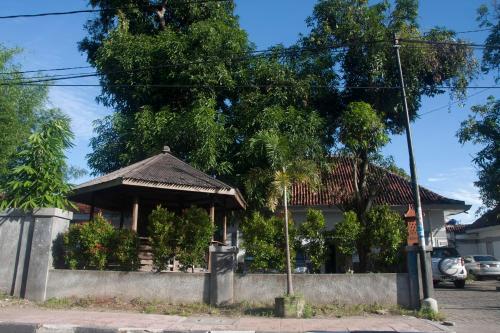 een klein gebouw met een dak voor een huis bij Ndalem Mantrigawen in Yogyakarta