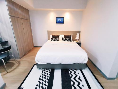 - une chambre avec un grand lit dans l'établissement Star Sukhumvit, à Bangkok