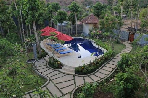 vista aerea su una piscina in un cortile di Jaya Villa ad Amed