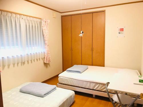 Posteľ alebo postele v izbe v ubytovaní GuestHouse MISAKI 一棟貸切駐車場2台最寄駅はJR石山駅瀬田南郷ゴルフ場近し琵琶湖京都宇治奈良大阪の観光は便利です