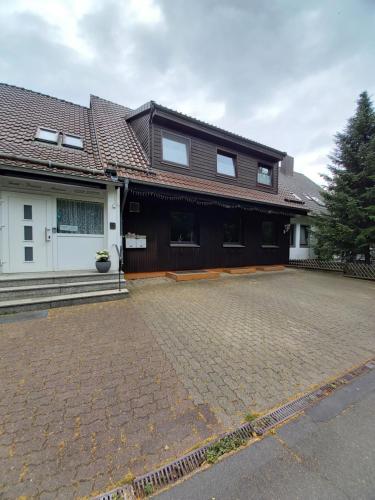 ein Haus mit einer steinernen Einfahrt davor in der Unterkunft Hotel PB in Goslar