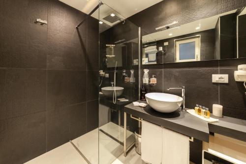 A bathroom at Palazzo Marletta Luxury House Hotel