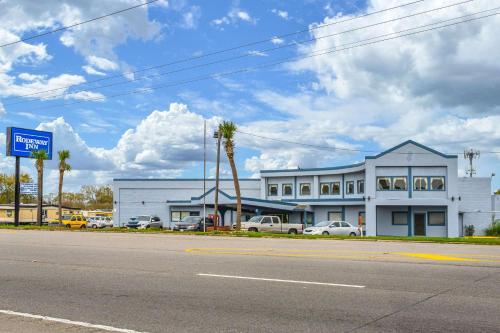 ein weißes Gebäude an der Straßenseite in der Unterkunft Rodeway Inn in Metairie