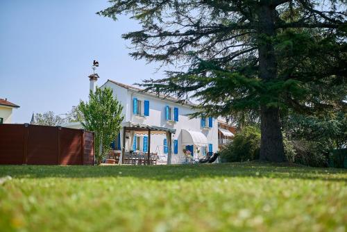 Kebun di luar Cà del Mar rustico a Jesolo con giardino e piscina privati ad uso esclusivo #