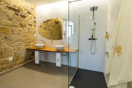 bagno con 2 lavandini e doccia di GOLDNATURE a Gondomar