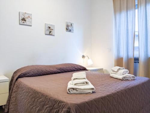 um quarto com uma cama com toalhas em Isa Residence Fiumicino Airport em Fiumicino