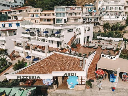 eine Luftansicht eines Gebäudes in einer Stadt in der Unterkunft Adriatic Apartment in Ulcinj