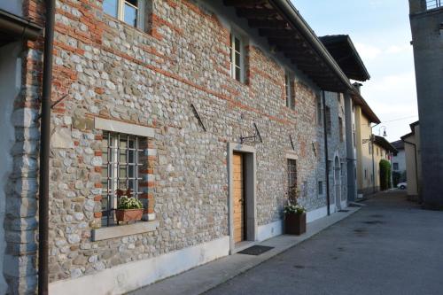 ein Backsteingebäude mit Topfpflanzen auf einer Straße in der Unterkunft Apartment Monika in Udine