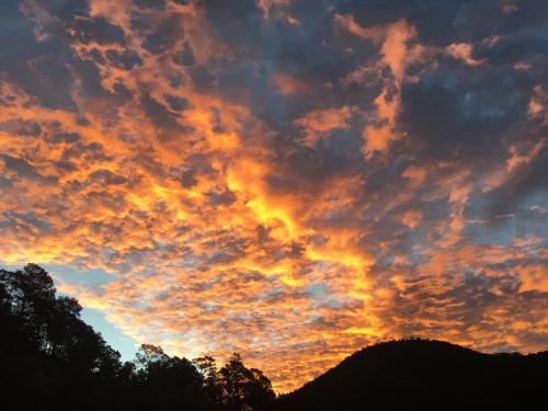 un coucher de soleil avec des nuages dans le ciel dans l'établissement Cloudcroft Hostel, à Cloudcroft