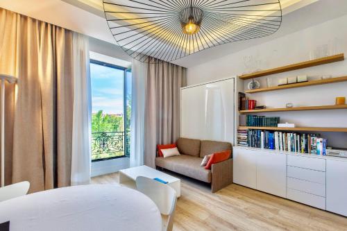 Tempat tidur dalam kamar di GRAND HÔTEL City Center at 2 minutes walk from the beach