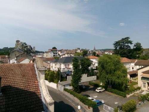 vista sulla città dal tetto di un edificio di Cit'Hotel de La Vallée a Lourdes