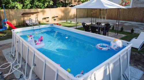 una piscina con dos botes de juguete. en D&D apartments, en Subotica