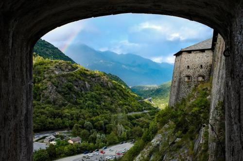 uma vista para uma montanha com um castelo e uma estrada em Bed & Breakfast Gabriella EXILLES em Exilles