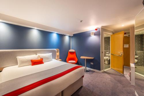 Holiday Inn Express Strathclyde Park M74, Jct 5, an IHG Hotel में एक कमरे में एक या कई बेड