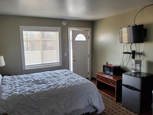 A bed or beds in a room at Golden Gate Lodging