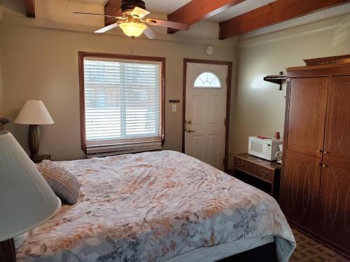 A bed or beds in a room at Golden Gate Lodging