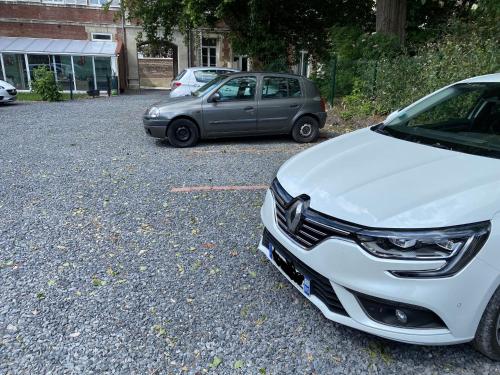 2 auto sono parcheggiate in un parcheggio di Trankil-Apparts Centre 2 a Saint-Quentin