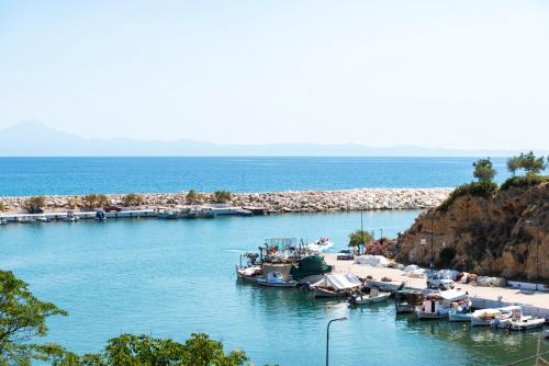 un grupo de barcos atracados en un muelle en el agua en Star Bay Luxury, en Limenaria