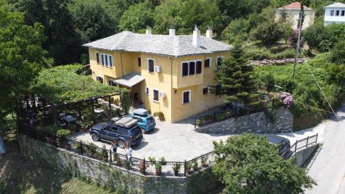 uma casa com um carro estacionado em frente em Olga Studios em Tsagarada