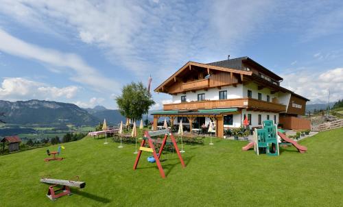 サンクト・ジョアン・イン・チロルにあるAlpengasthof Hirschbergの家の前に遊具が備わる建物