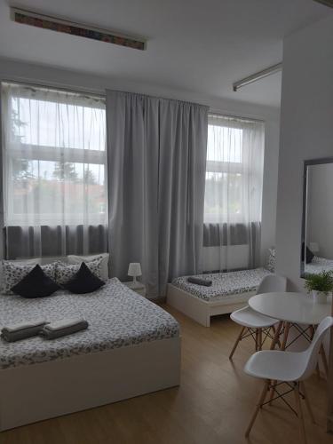 - une chambre avec 2 lits, une table et des chaises dans l'établissement Willa Ela, à Gdańsk