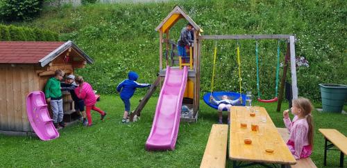 een groep kinderen die spelen op een speelplaats bij Ferienhaus Gundi in Pettneu am Arlberg