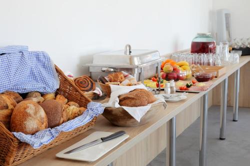 センテンドレにあるSkanzen Hotelの長テーブル(パン、フルーツバスケット付)