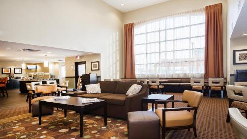 A seating area at Staybridge Suites West Edmonton, an IHG Hotel