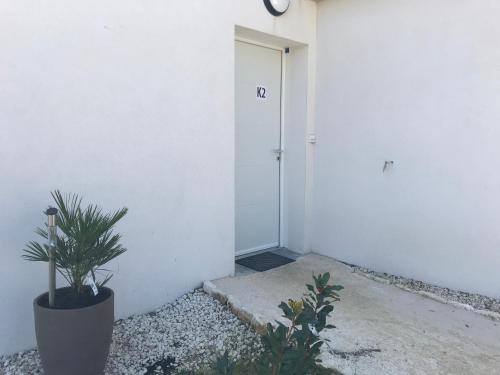 een lege hal met een deur en een potplant bij Mini villa K2 in Bonifacio