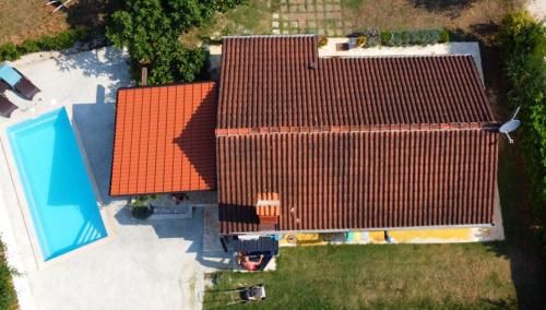 Bazen u objektu Rustic house with private swimming pool ili u blizini