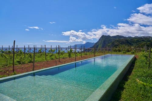 una piscina con vista sulle montagne di Hotel Quinta Do Furao a Santana