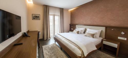 Voodi või voodid majutusasutuse Hotel Mostar toas