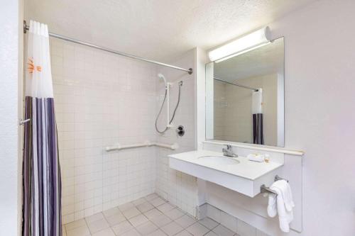 Un baño de La Quinta Inn by Wyndham El Paso West