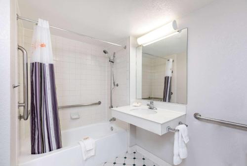 Un baño de La Quinta Inn by Wyndham El Paso West