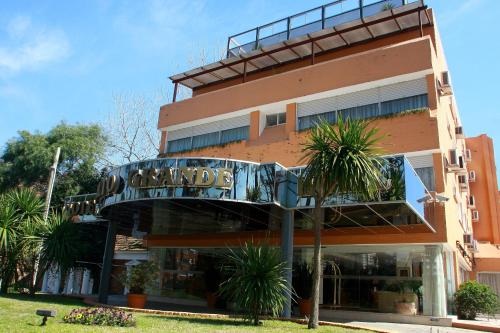 - un bâtiment avec un balcon sur le côté dans l'établissement Salto Grande Hotel, à Punta del Este