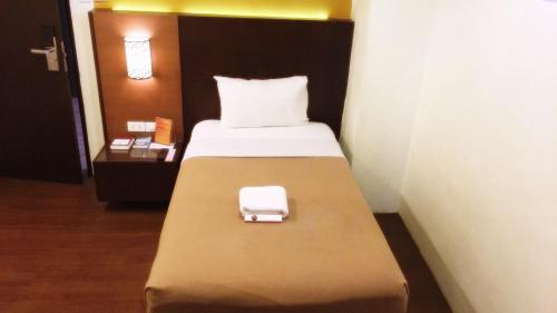 Tempat tidur dalam kamar di Tacloban Plaza Hotel