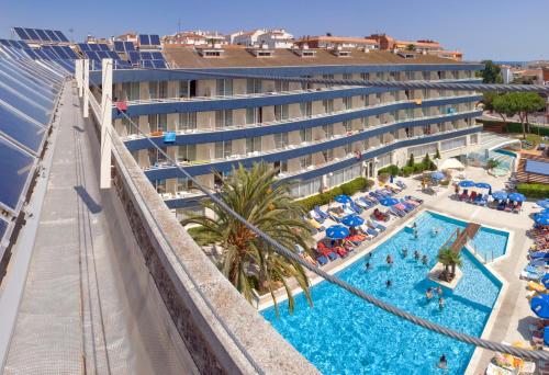 una vista aérea de un hotel con piscina en GHT Aquarium & Spa, en Lloret de Mar