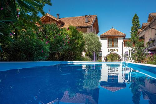 Poolen vid eller i närheten av Hotel Ristorante Lewald