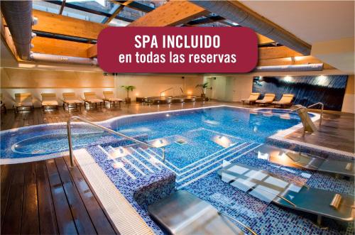 una vasca idromassaggio in un edificio con un cartello che legge spa idraulico en di Hotel & Spa Villa Olimpica Suites a Barcellona