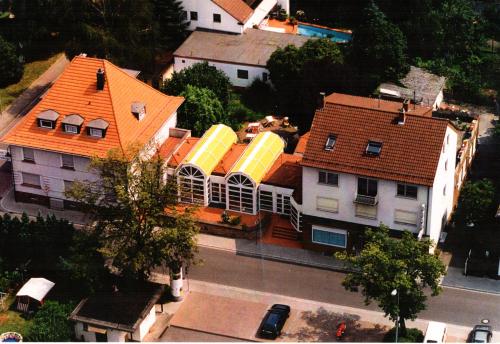 uma vista geral de um grupo de casas com telhados em Hotel Goldinger em Landstuhl