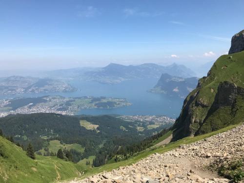 einen Blick auf den See von einem Berg aus in der Unterkunft Lucerne Apartment Mount Pilatus in Luzern