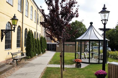 um gazebo num quintal ao lado de um edifício em Danhostel Svendborg em Svendborg